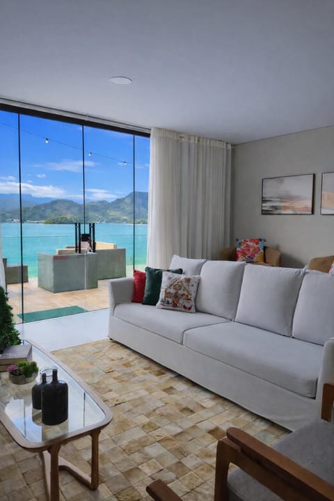 Angra dos Reis casa linear 5 suítes na beira da praia, piscina, churrasqueira, varanda ampla de frente pro mar House in Angra dos Reis