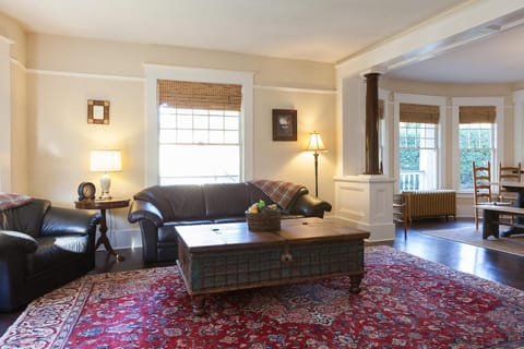 Cascade Chic 30 day minimum House in Hood River