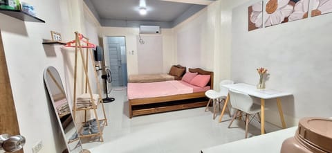Bed, TV and multimedia, Kitchen or kitchenette, Living room, Photo of the whole room, Seating area, Dining area, Bedroom, wardrobe, air conditioner
