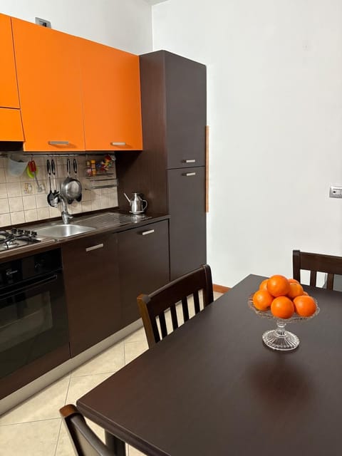 Kitchen or kitchenette, Dining area, oven, stove