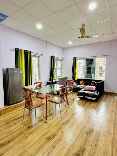 TV and multimedia, Kitchen or kitchenette, Living room, Seating area, Dining area