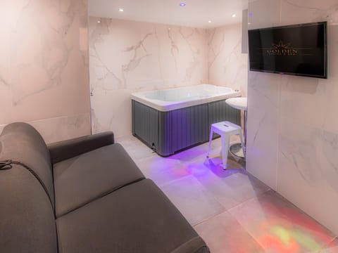 Hot Tub, TV and multimedia