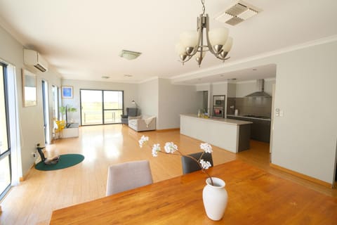 Coffee/tea facilities, Kitchen or kitchenette, Living room, Seating area, Dining area