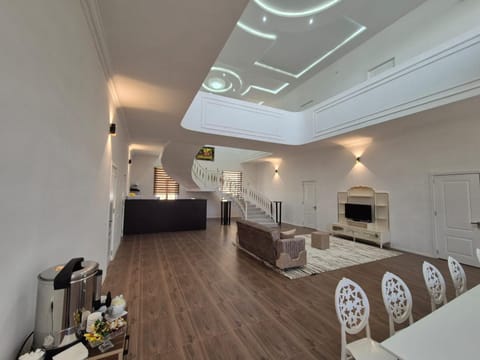 Coffee/tea facilities, Kitchen or kitchenette, Living room, Seating area, minibar