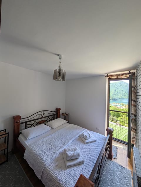 NiceOneLakeView Apartment in Montenegro