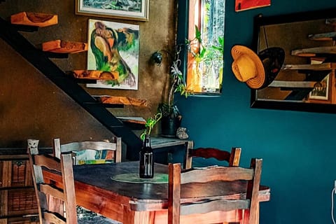 Living room, Food and drinks, Seating area, Dining area, Food