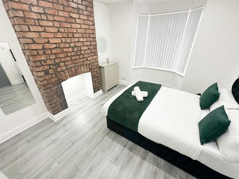 Spacious Home, Central Liverpool, Sleeps 9, 2 Bathroom, Free Parking House in Liverpool
