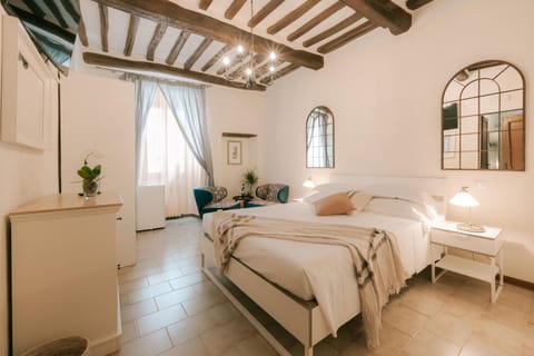 Bed, TV and multimedia, Bedroom