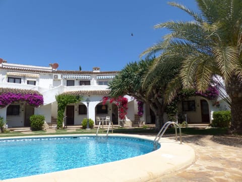 Property building, Garden, Balcony/Terrace, Swimming pool