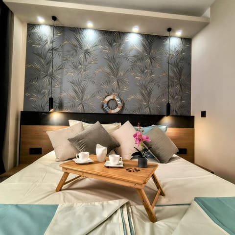 Bed, Living room, Photo of the whole room, Seating area, Bedroom