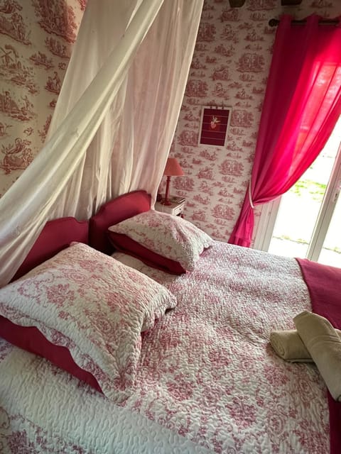 Chambre- La Charmille Bed and Breakfast in Île-de-France