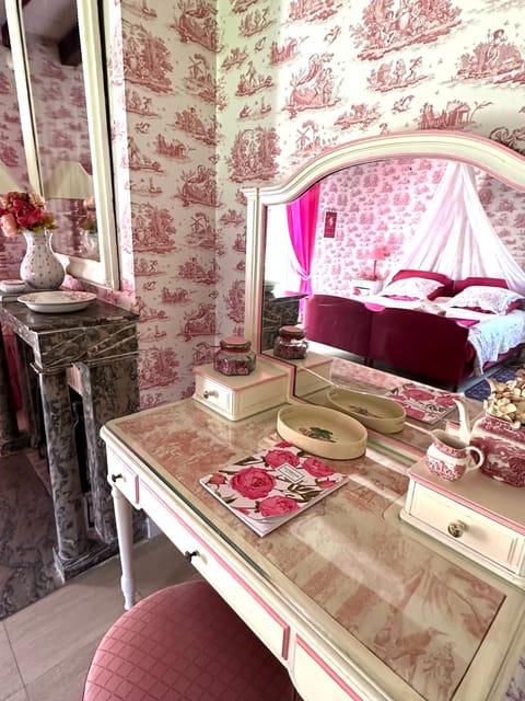 Chambre- La Charmille Bed and Breakfast in Île-de-France
