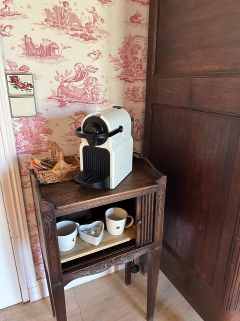 Chambre- La Charmille Bed and Breakfast in Île-de-France