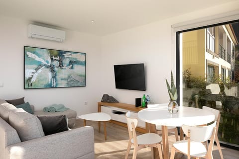 TV and multimedia, Living room, Seating area, Dining area, air conditioner