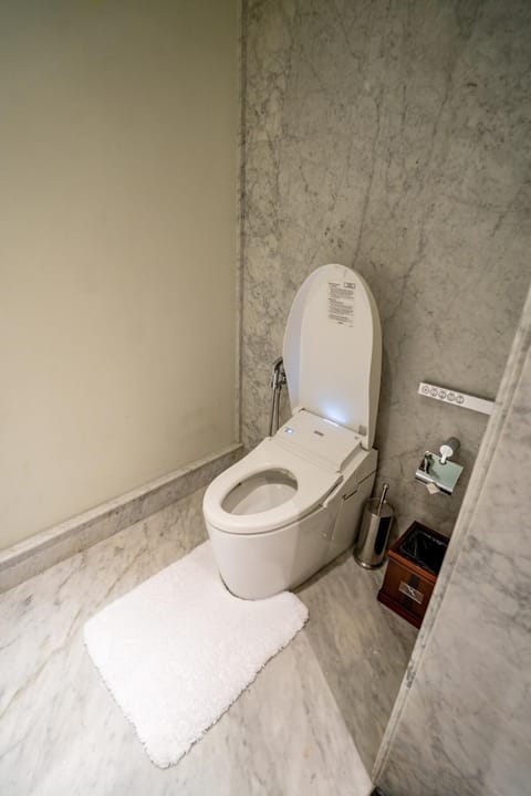 Toilet, bidet