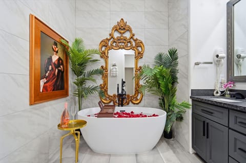 Bathroom, Decorative detail, Bath