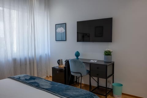 Bed, TV and multimedia, Photo of the whole room, Bedroom