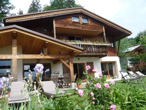 appartement dans chalet jardin et jacuzzi Apartment in La Clusaz