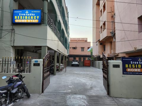 Facade/entrance, Street view, Parking