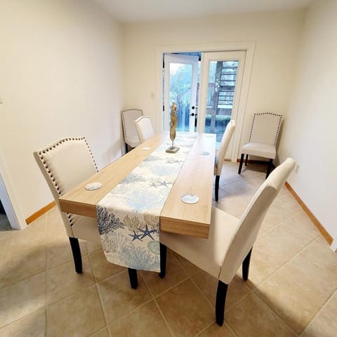 Spacious 3BR Family Beach Home 5 Mins to Panama City Beach & Sleeps 9 Hot tub House in Lower Grand Lagoon