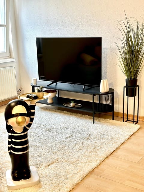 TV and multimedia, Living room, Evening entertainment