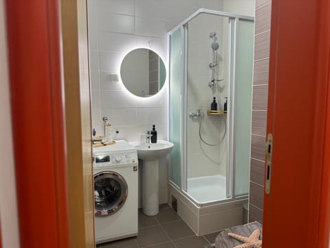 Shower, Toilet, Bathroom, towels, washing machine