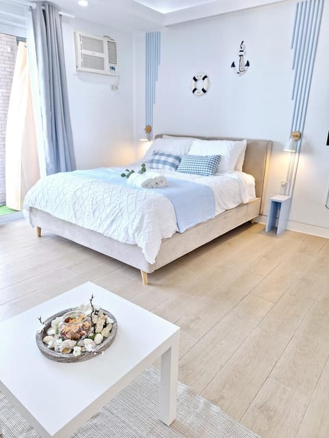Bed, towels