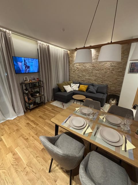 TV and multimedia, Living room, Seating area, Dining area