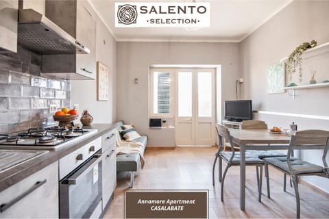Kitchen or kitchenette, Living room, Seating area, Dining area, oven
