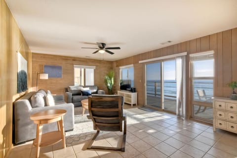 Oceanfront Getaway - Ocean Views - Fire Pit - BBQ - Beach Access House in Carlsbad