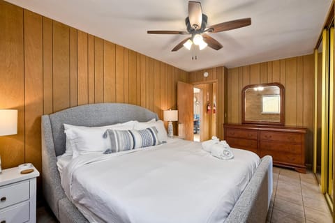 Oceanfront Getaway - Ocean Views - Fire Pit - BBQ - Beach Access House in Carlsbad