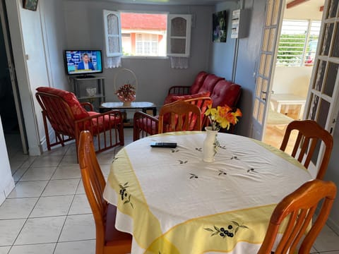 Communal lounge/ TV room, TV and multimedia, Living room, Dining area