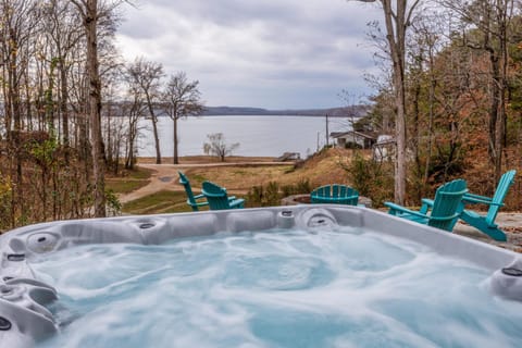 Eagle Roost Chalet- Modern Kentucky Lake Chalet Chalet in Tennessee