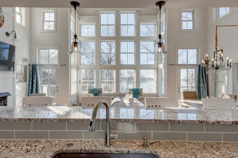 Eagle Roost Chalet- Modern Kentucky Lake Chalet Chalet in Tennessee