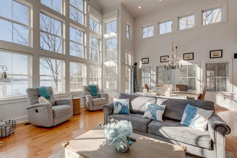 Eagle Roost Chalet- Modern Kentucky Lake Chalet Chalet in Tennessee