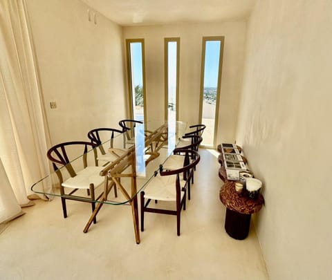 Seating area, Dining area