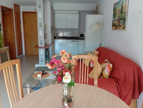 Living room, Dining area, stove