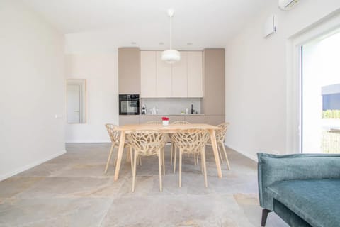 Kitchen or kitchenette, Living room, Seating area, Dining area, pet friendly, stove
