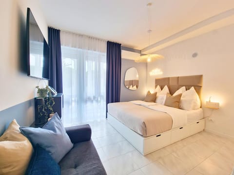 Bed, TV and multimedia, Photo of the whole room