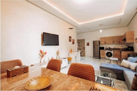 Communal lounge/ TV room, TV and multimedia, Kitchen or kitchenette, Living room, Seating area, Dining area, minibar, pet friendly