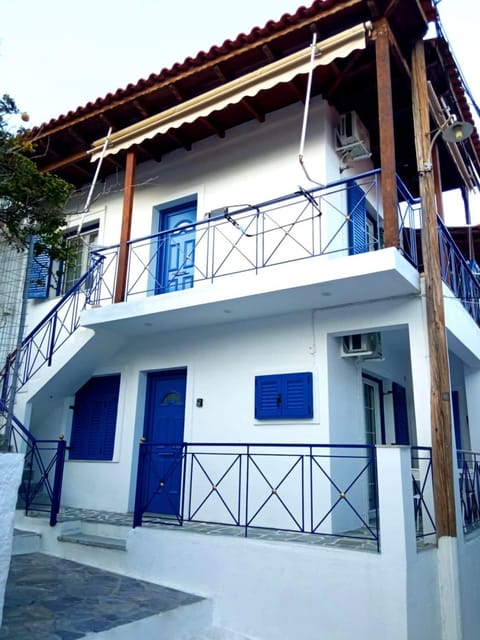 Property building, Day, Neighbourhood, Balcony/Terrace