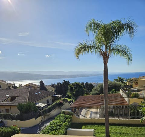 Photo of the whole room, Sea view
