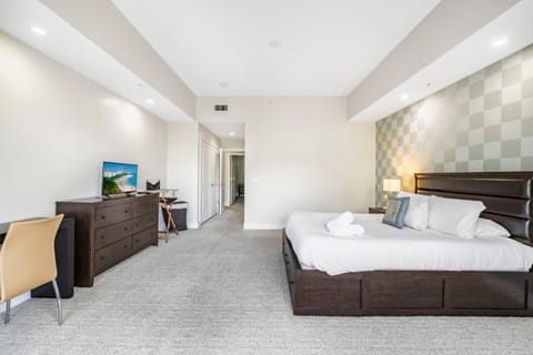 Bed, TV and multimedia, Seating area, Bedroom, towels