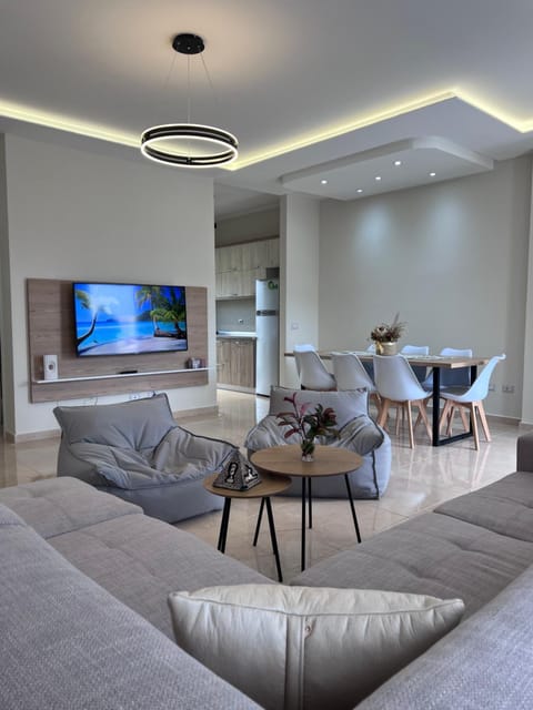 TV and multimedia, Living room, Seating area, Dining area
