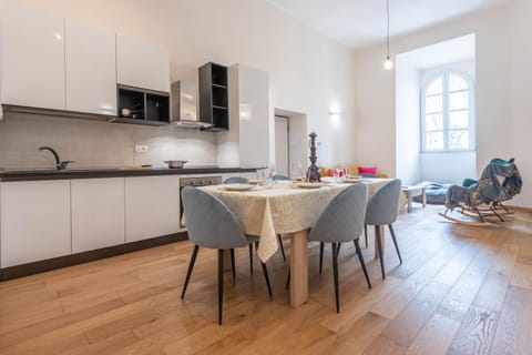 Kitchen or kitchenette, Living room, Seating area, Dining area, stove