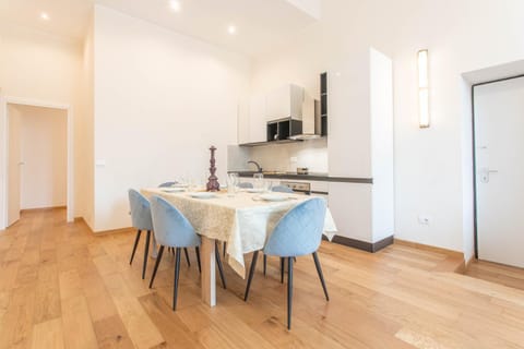 Kitchen or kitchenette, Dining area, minibar