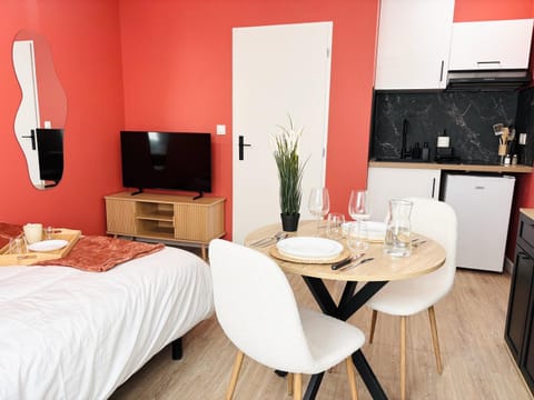 Bed, TV and multimedia, Kitchen or kitchenette, Photo of the whole room, Seating area, Dining area