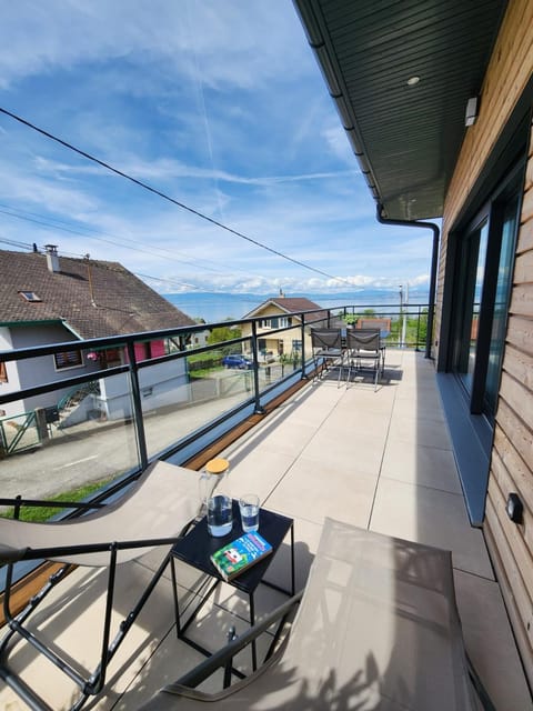 Studio lumineux avec grande terrasse et vue lac, Parking privé Apartment in Haute-Savoie