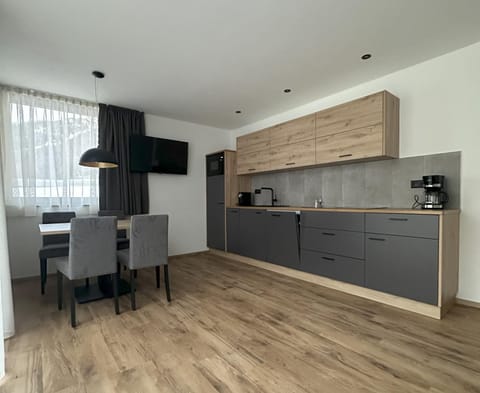 TV and multimedia, Coffee/tea facilities, Kitchen or kitchenette, Dining area, stove