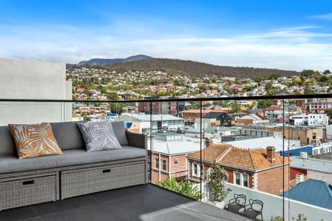 View (from property/room), Balcony/Terrace, City view